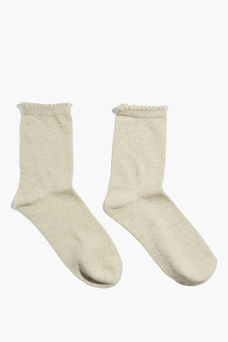 Beige sokken van PIECES® met een subtiele textuur en een geribbelde afwerking aan de bovenkant.
