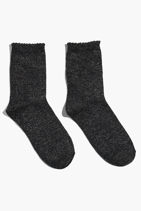 Chaussettes noires à texture scintillante de PIECES®, bord-côte, présentation à plat sur fond blanc