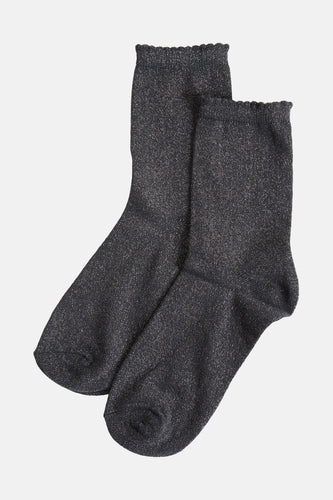 Groene sokken van PIECES® met glitterdetails en een golvende rand.
