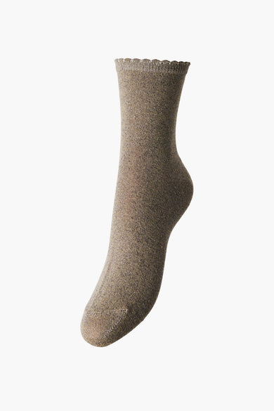 Chaussettes vertes de PIECES® avec fil à paillettes et un ourlet ondulé.