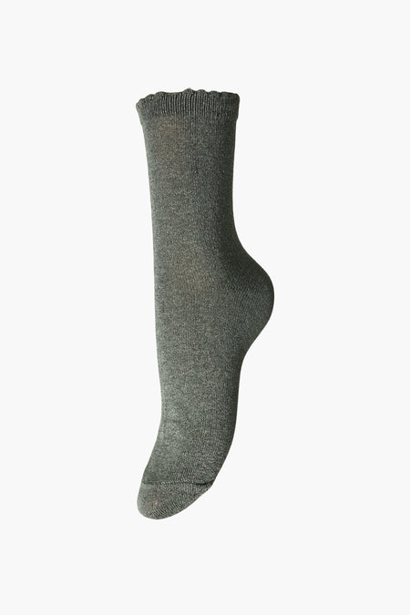 Chaussettes vertes PIECES® avec une bordure côtelée et une texture tricotée fine.