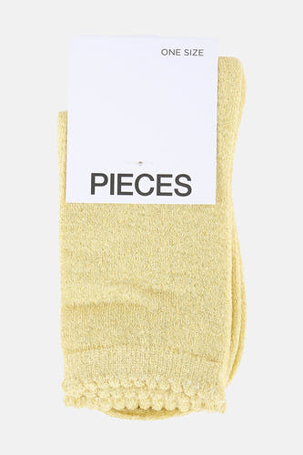 Chaussettes jaunes de PIECES, avec une texture tricotée et un bord décoratif.