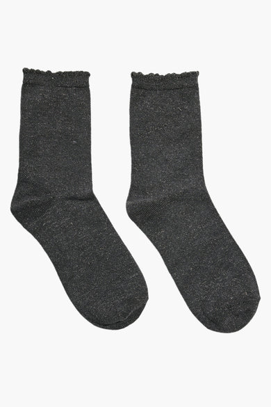 Chaussettes grises de PIECES avec effet pailleté et bordures rayées.
