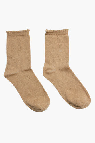 Chaussettes beige de PIECES® avec un léger brillant et une bordure côtelée.