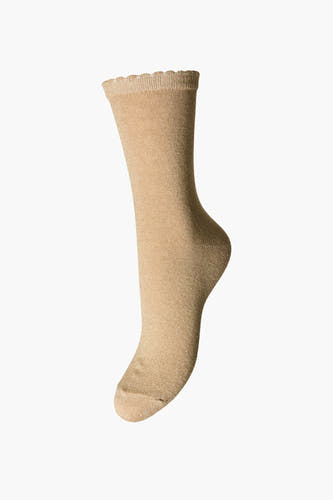 Chaussettes beige de PIECES® avec une bordure ondulée au-dessus et une texture brillante.