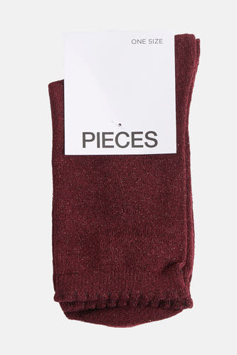 Rode sokken van PIECES met glitters en een omgeslagen boord, op een witte achtergrond.
