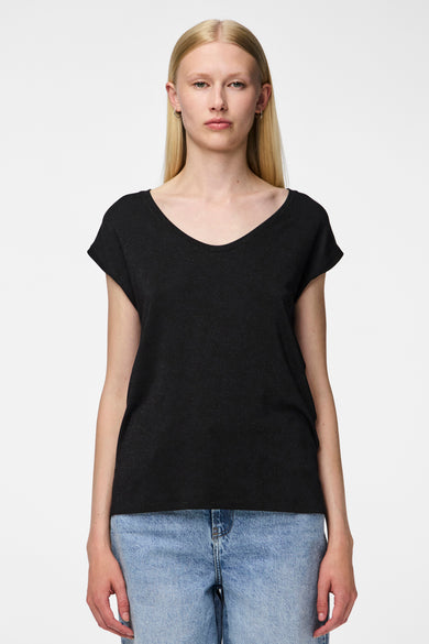 Zwart T-shirt met korte mouwen van PIECES®, effen design gedragen met blauwe jeans en zilveren oorringen.

