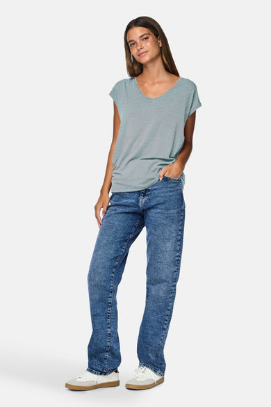 T-shirt bleu clair à manches courtes de PIECES®, avec un motif rayé subtil, porté avec des jeans et des baskets.