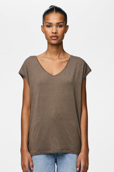 Bruin T-shirt met korte mouwen van PIECES®, met subtiele horizontale strepen en een V-hals.