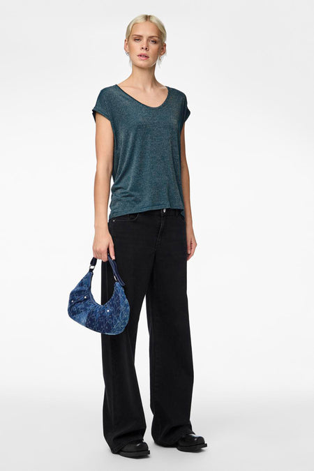 Blauw T-shirt van PIECES®, met korte mouwen en een glanzende afwerking.