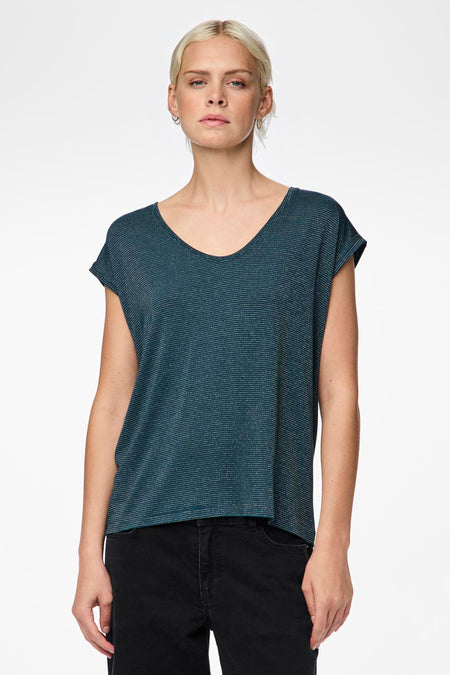 Blauw T-shirt van PIECES® met korte mouwen en subtiele horizontale strepen, gecombineerd met een zwarte jeans.
