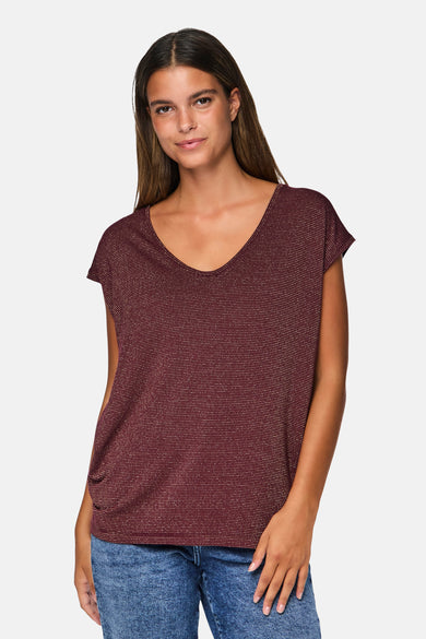 Bordeaux T-shirt met korte mouwen van PIECES, met een glanzende gestreepte textuur, gecombineerd met een blauwe jeans.

