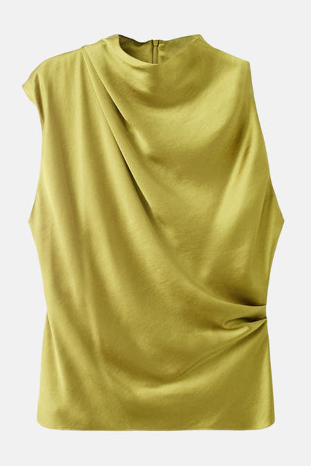 Groene mouwloze blouse van MANGO, met gedrapeerde halslijn en asymmetrische zoom.
