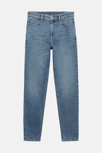 Mid blue mom jeans van MANGO, met een klassieke denim textuur.