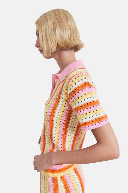 Multicolor polo met korte mouwen van MANGO, met een gestreept gehaakt patroon en een roze kraag, in zijaanzicht.
