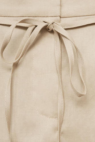 Beige bermuda van MANGO, met een strikceintuur en subtiele zakdetails.
