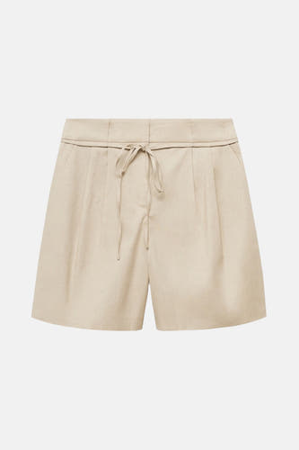 Beige bermuda van MANGO met strikceintuur en plooien.
