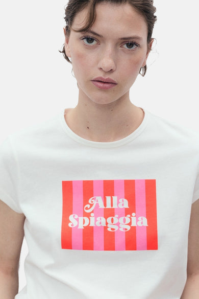 Wit T-shirt met korte mouwen van MANGO, met een kleurrijk 'Alla Spiaggia'-motief op de borst.