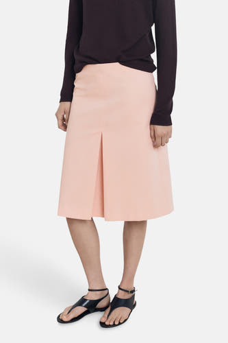 Roze 3/4 rok van MANGO, gecombineerd met donkere trui en zwarte sandalen.