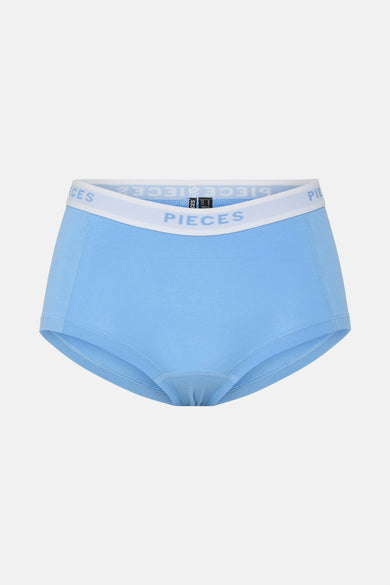 Shorty bleu PIECES® avec une ceinte blanche portant le logo.