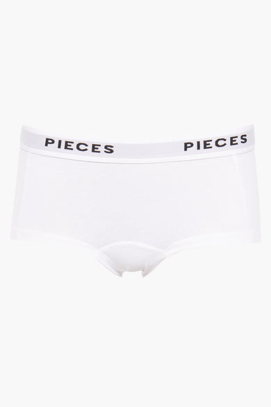 Witte shorty van PIECES, met een elastische band met het logo erop.