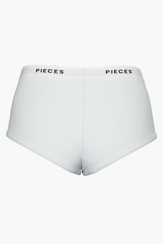 Witte shorty van PIECES met een elastische tailleband met het merklogo, gezien van achteren.