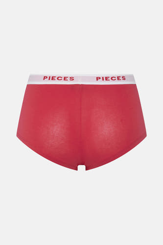 Rode shorty van PIECES® met een witte tailleband met rood PIECES logo, achterkant.
