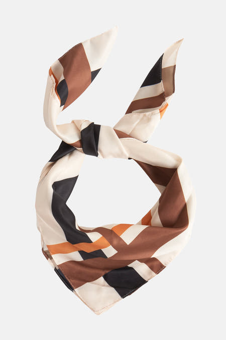Écharpe multicolore de MANGO avec motif géométrique et extrémités nouées.