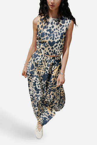 Beige mouwloze blouse van MANGO, met een donkerblauwe en gele dierenprint.