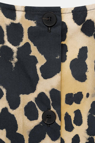 Beige mouwloze blouse van MANGO met een dierenprint en knoopdetails.
