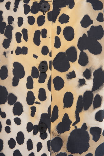 Beige mouwloze blouse van MANGO, met donkere vlekken en knoopsluiting.