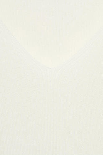 Witte trui met ronde hals van MANGO, close-up van de fijne ribgebreide textuur.