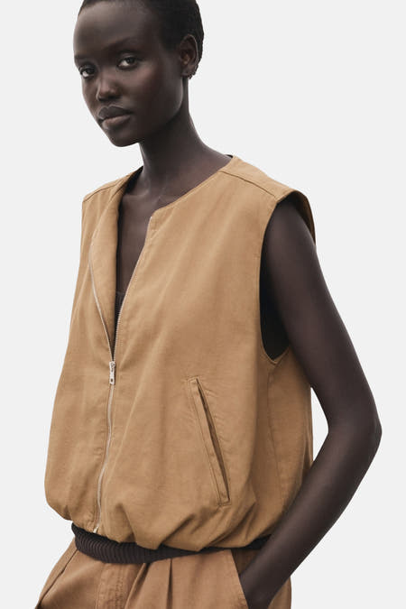 Bruine bodywarmer van MANGO met een ritssluiting en een zak detail.