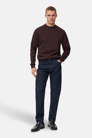 Pull-over marron avec col rond de MANGO, porté avec des jeans noirs et des loafers en cuir noir.
