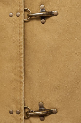 Beige korte jas van MANGO met metalen sluitingen en opgestikte zak.
