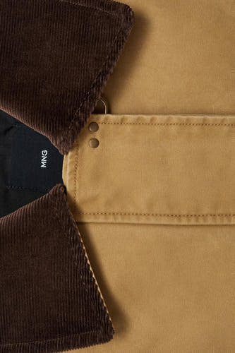 Beige korte jas van MANGO, met bruine corduroy kraag en detail van een sluiting met drukknopen.