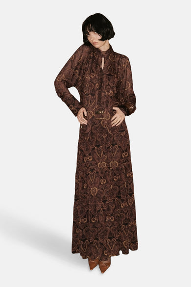 Long manteau brun de MANGO, avec un motif paisley et une fine ceinture à la taille.