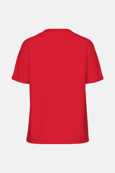 T-shirt rouge à manches courtes de PIECES®, vu par derrière avec des manches retroussées.