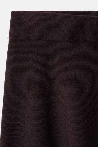 Lange bordeaux rok van MANGO, met een fijne ribbeltextuur en elastische tailleband.
