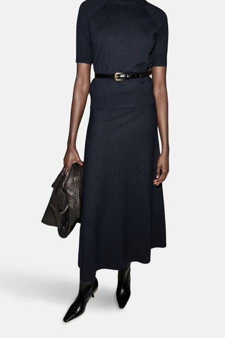Blauwe lange rok van MANGO, met een riem en laarzen.