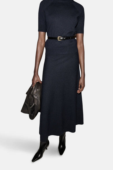 Blauwe lange rok van MANGO, met een riem en laarzen.