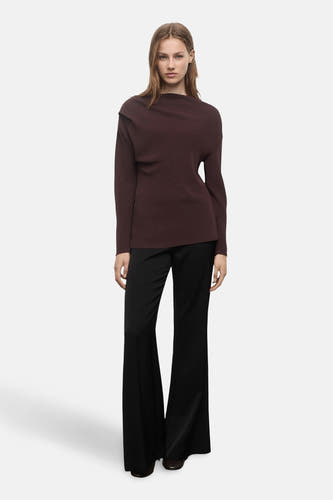 Bruine blouse met lange mouwen van MANGO, gedragen met zwarte flared broek.
