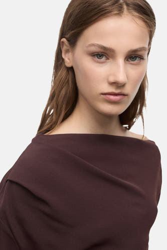 Bruine blouse met lange mouwen van MANGO, met een gedrapeerde halslijn.

