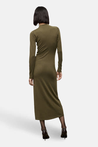 Khaki jurk met lange mouwen van MANGO, gezien van achteren, met panty's en hakken.
