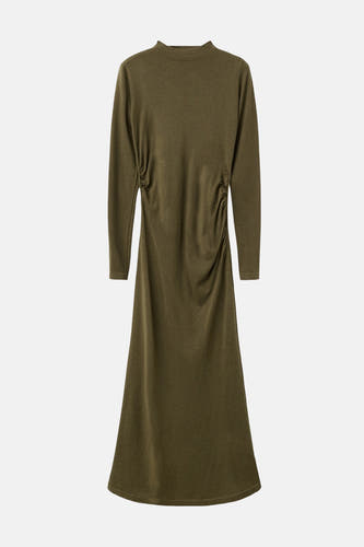 Vêtement khaki à longues manches de MANGO, avec un détail plissé sur le côté.