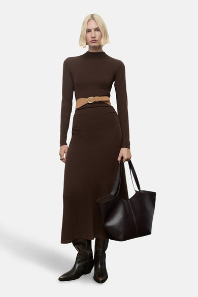 Robe brune à longues manches de MANGO, avec des détails plissés sur les côtés et des talons.