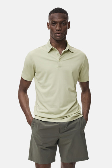Polo vert de man mantes courtes M M M Mé, port port avec un short court dans une teinte verte olive.