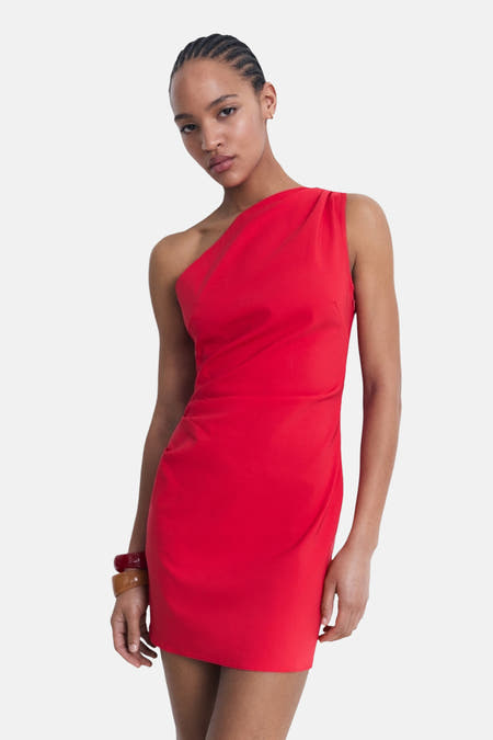 Mouwlloze rode jurk van MANGO, met een one-shoulder ontwerp en een gedrapeerde schouder.