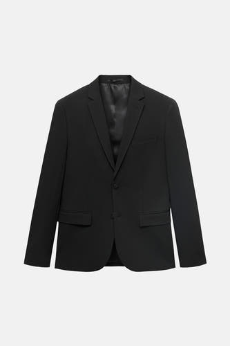 Zwarte blazer van MANGO, met een enkele knoopsluiting en zakken aan de voorkant.