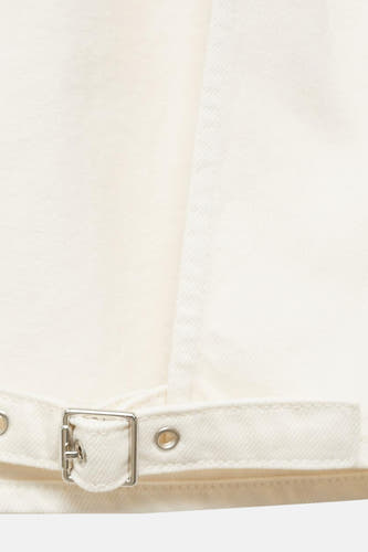 Ecru blouse van MANGO, met een riem met zilverkleurige gesp.